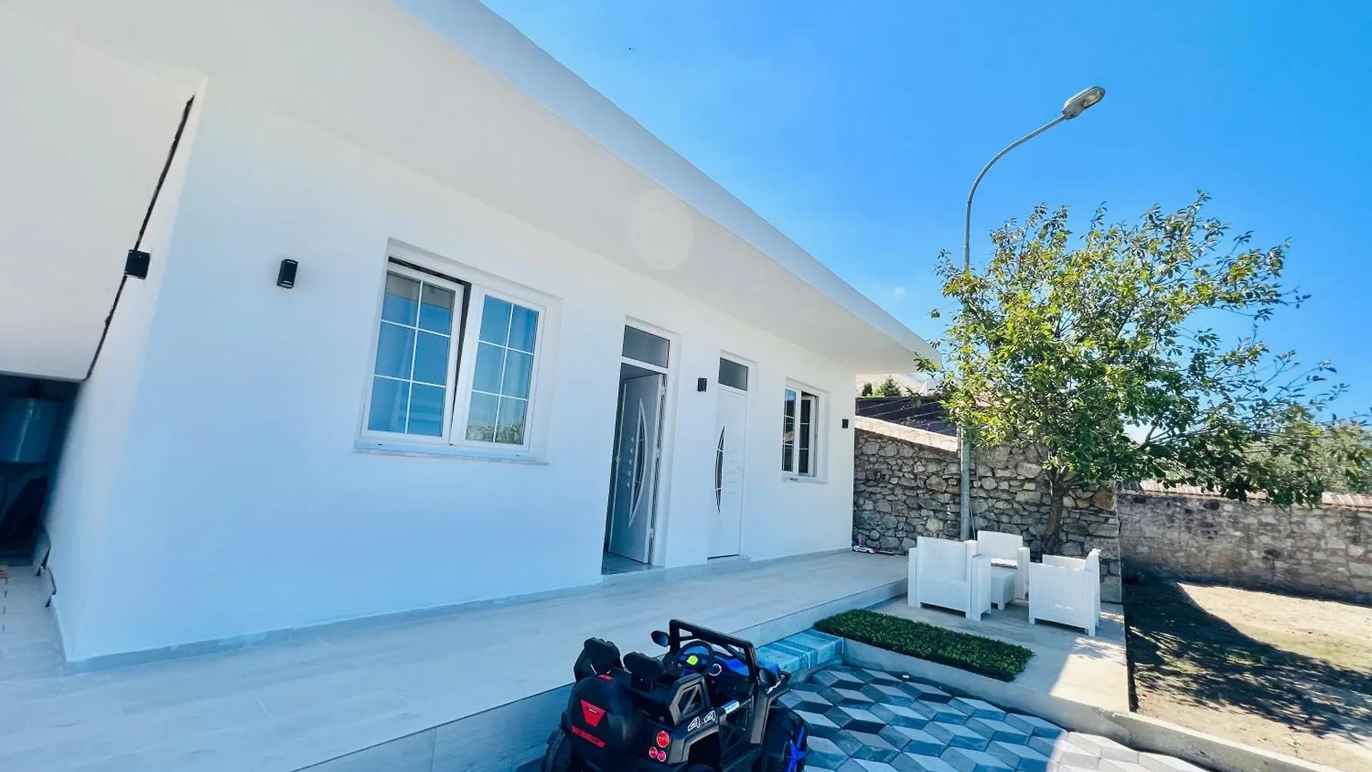 Iart Residence Shiroka Guest house